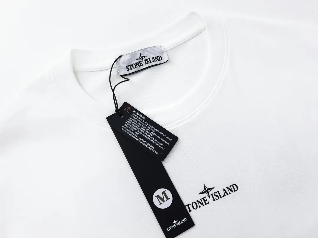 W613#P110💰 [Stone lsland/Stone Island summer new short-sleeved T-shirt with stone ruins print on the back] ⚠️[Original creation, high control of details] Made of 260g combed cotton 32-count double yarn - Simple and basic versatile style, original quality, the first choice for couples. - Made in a large factory, four needles and five threads on the shoulder, neatly routed, high quality workmanship. - Same style for men and women, very versatile, one piece for each hand, the details are clearly visible. Color: Black White Size: M L